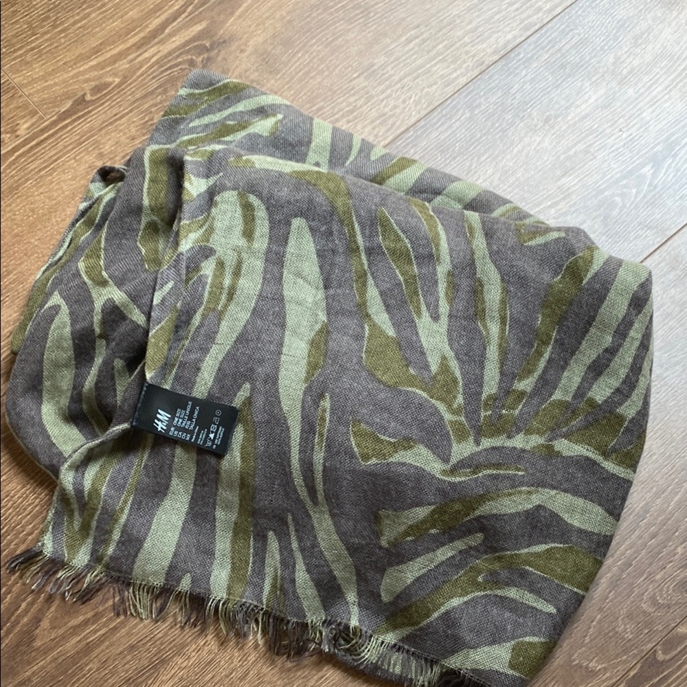 ✨H&M Olive and Brown Patterned Scarf